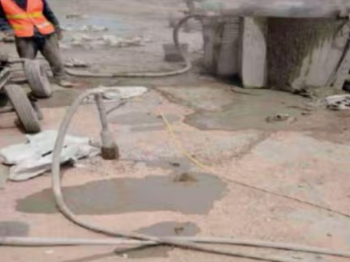 阿拉尔水泥混凝土路面板底注浆技术 路面脱空注浆整治方案