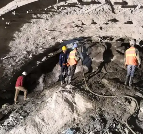 阿拉尔拱顶带模注浆料的施工流程及注意事项